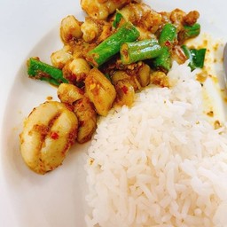 ผัดพริกแกงราดข้าว
