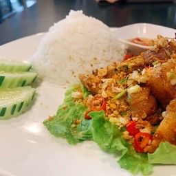 ข้าวหมูกรอบคั่วพริกเกลือ