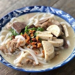 ข้าวเปี๊ยกขาหมูเลือดหมูยอ