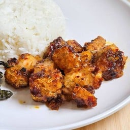 หมูกรอบผัดน้ำพริกเผา ราดข้าว.