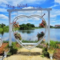 ไทนี่ ไอส์แลนด์ เลค คาเฟ่ -