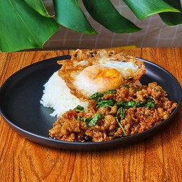 ข้าวราดกะเพราเนื้อโคขุนสับ