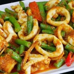 ผัดพริกแกงปลาหมึกราดข้าว