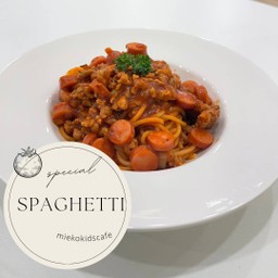 สปาเกตตีซอสมะเขือเทศหมูสับไส้กรอก