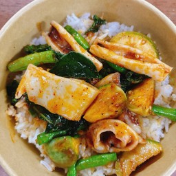 ข้าวผัดพริกแกงแดงปลาหมึก
