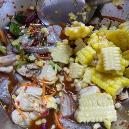 ยำหอยนางรมกุ้งสดข้าวโพด