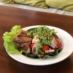 ยำจินดา(คอหมูทอด กุ้งทูโทน หมูยอ ไข่แดงเค็ม)