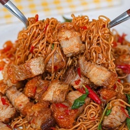 มาม่าผัดใบกะเพรา หมูกรอบ