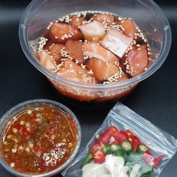 แซลมอน+ท้อง หั่นเต๋าดองซีอิ๊ว (กล่อง)