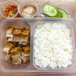 ข้าวหมูกรอบอบ