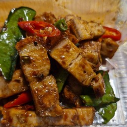 ผัดพริกแกงหมูกรอบ ราดข้าว เด็ดไม่ซ้ำ