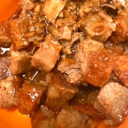 หมูกรอบผัดกระเทียม กับข้าว