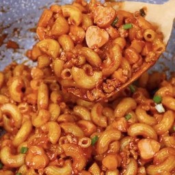 มักโรนีหมูผัดซอส