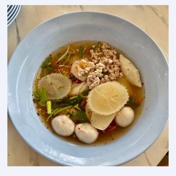 ก๋วยเตี๋ยว ลูกชิ้นหมูต้มยำ
