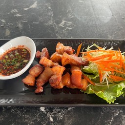 สามชั้นทอดน้ำปลา