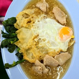 ราดหน้าหมูเส้นกรอบไข่ลาวา