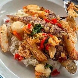 กะเพรา3สมุทร ปูกั้งและหอยเชลล์ราดข้าว