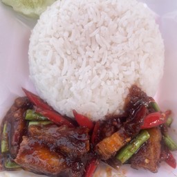 ข้าว หมูกรอบผัดพริกแกง
