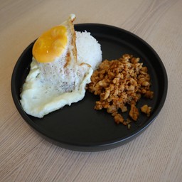 ข้าวหมูกระเทียมไข่ดาว