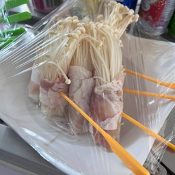 หมูสามชั้นพันเห็ดเข็มทอง