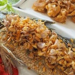 ปลากะพงทอดกระเทียม