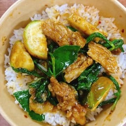 ข้าวผัดพริกแกงเขียวหวานหมูชิ้น
