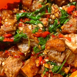 กระเพราหมูกรอบ กับข้าว