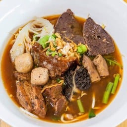 ก๋วยเตี๋ยวเนื้อตุ๋น