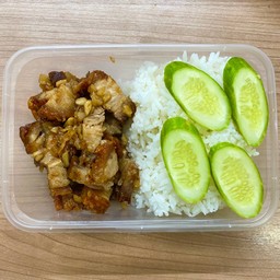 ข้าวหมูกรอบผัดกระเทียม