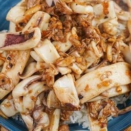 ปลาหมึกผัดกระเทียม ราดข้าว