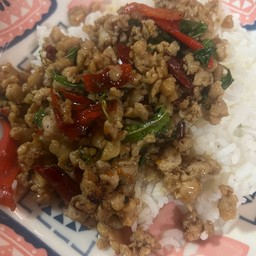 กระเพราหมูสับ ราดข้าว