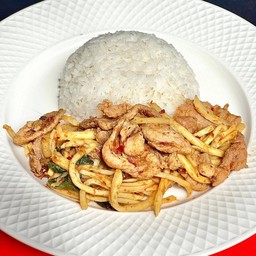 ข้าวหมูหน่อไม้ผัดพริกแกง