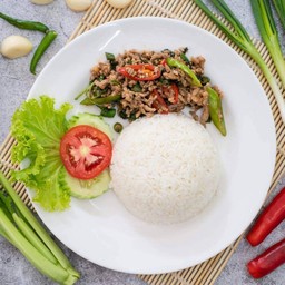 กระเพราหมูราดข้าว
