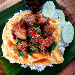 กระเพราหมูกรอบไข่เจียว