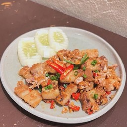 สามชั้นผัดพริกเกลือ Stir fried crispy pork belly with chili & salt