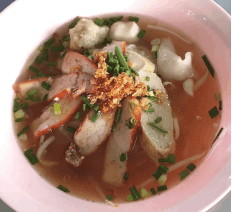 ก๋วยเตี๋ยวหมูแดงหมูกรอบต้มยำ