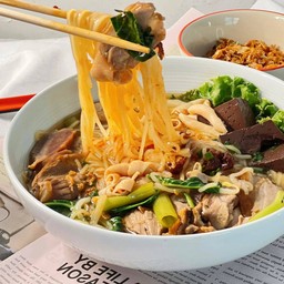 [อร่อยซ่ากับโค้ก] [เซตสุดฮิต] ก๋วยเตี๋ยวเป็ดพะโล้ น้ำ + ข้าวกะเพราเป็ดพะโล้ สูตรพริกแห้ง +  โค้ก ออริจินัล (กระป๋อง) 