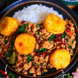 ข้าวกระเพราหมูสับ เต้าหู้ไข่