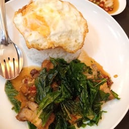 ข้าวราดกระเพราหมูกรอบ