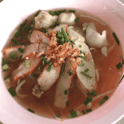 ก๋วยเตี๋ยวหมูแดงหมูกรอบ