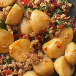 ข้าวกะเพราลูกชิ้นหมูพริกสด