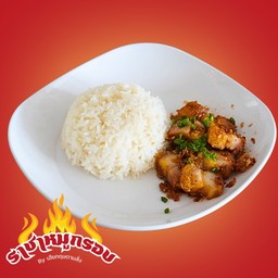 ข้าวหมูกรอบผัดกระเทียมพริกไทย