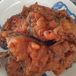 ข้าวผัดปลาดุกทอดกรอบใบกึ่นช่าย