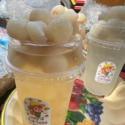 แม่มาลี น้ำลำไยสดและเมี่ยงปลาเผ่า