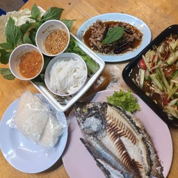 เมี่ยงปลาเผา+ลาบหมู+ตำแตง +ข้าวเหนียว 2