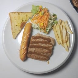 สเต็กหมู+ไส้กรอกรมควัน