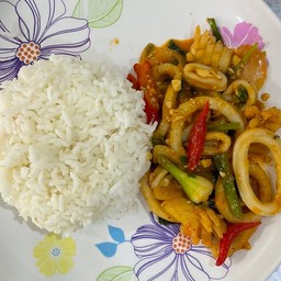 ปลาหมึกผัดไข่เค็มราดข้าว