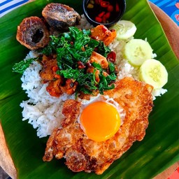 กระเพราหมูกรอบไข่เยี่ยวม้าไข่ดาว