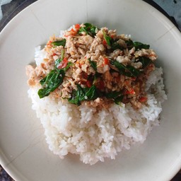 กะเพราหมูสับราดข้าว