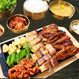 เซ็ตหมูสามชั้นย่าง และ สะโพกไก่หมักซอสหมาล่า.